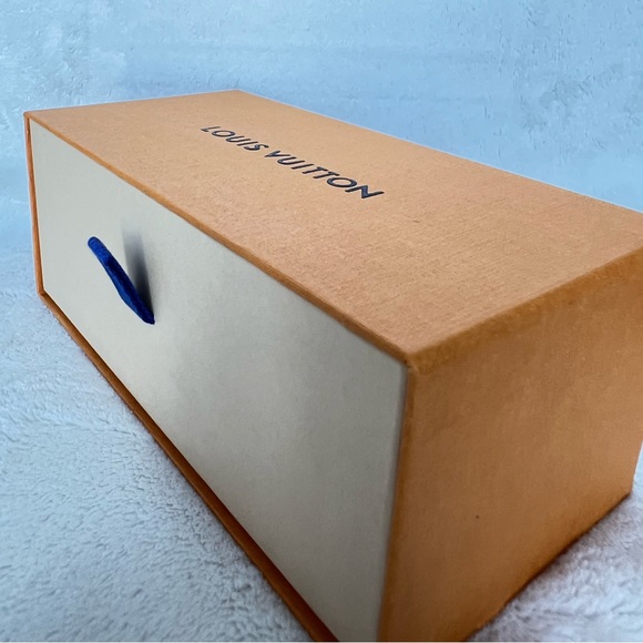 Authentic Louis Vutton Sunglasses!! Black color with gold motives! Brand New!!! - Picture 15 of 15